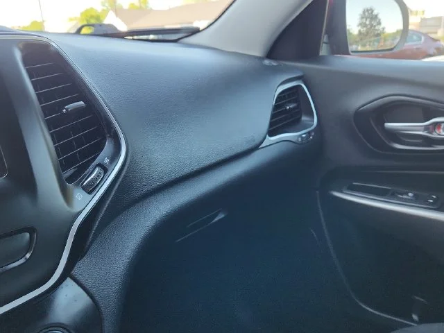 Used 2020 Red Jeep Latitude image 30