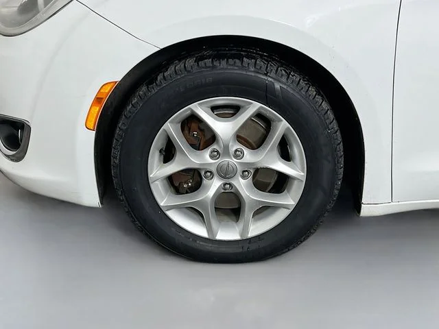 Used 2018 White Chrysler Touring Plus image 26