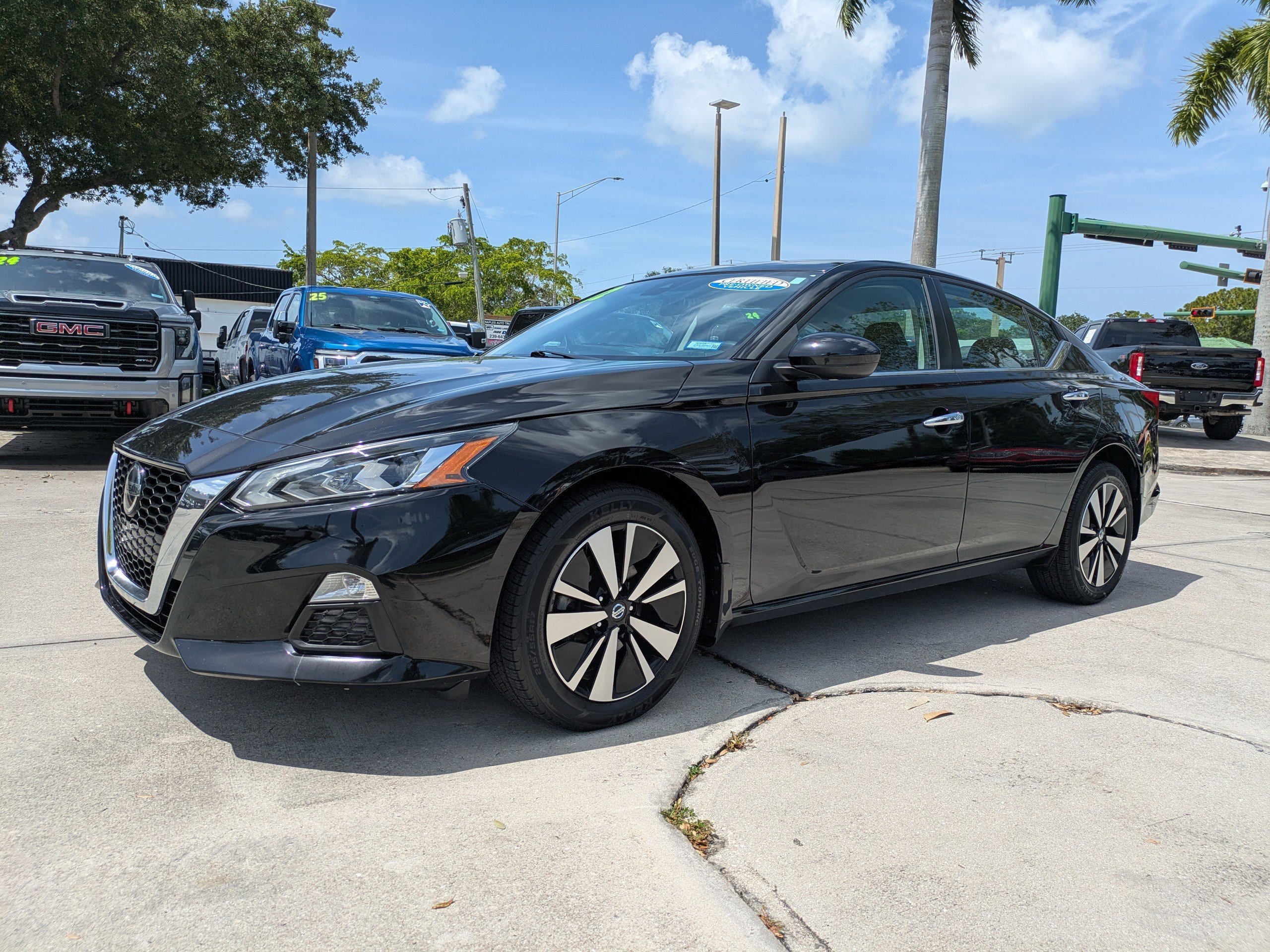 Used 2022 Super Black Nissan 2.5 SV image 7