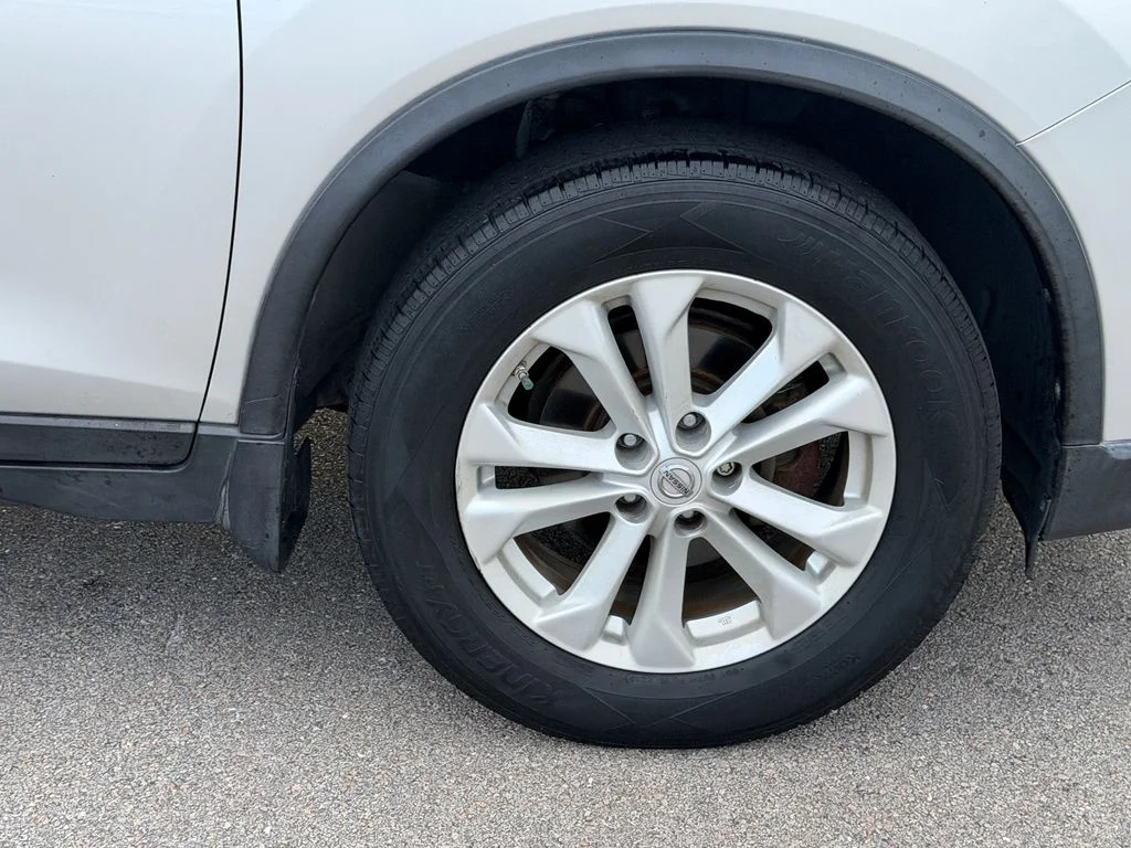 Used 2014 Silver Nissan SV image 9