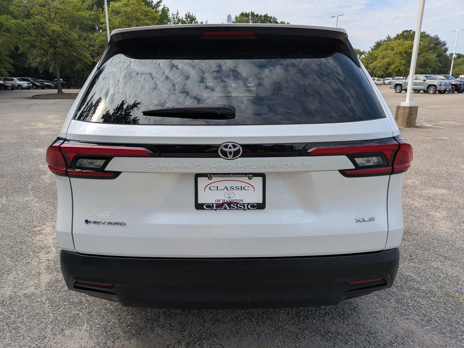 Used 2025 Wind Chill Pearl Toyota Hybrid XLE image 5