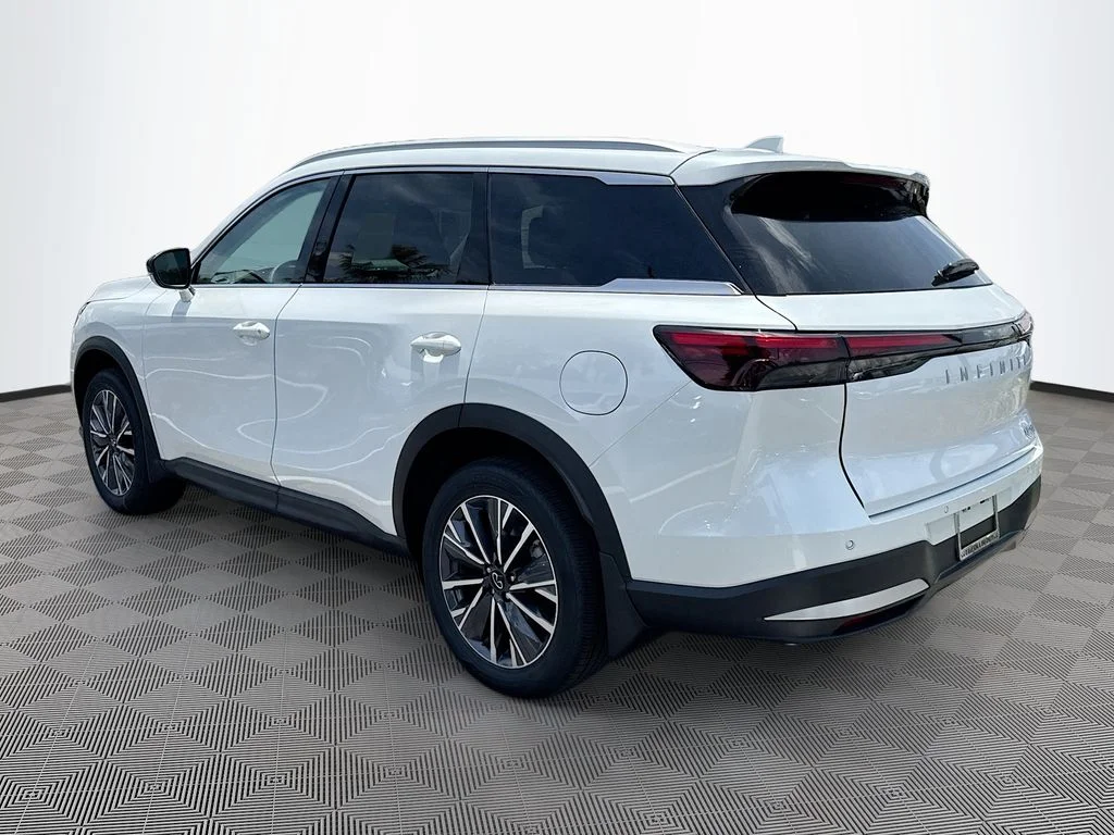 New 2027 RADIANT WHITE INFINITI Luxe FWD image 7