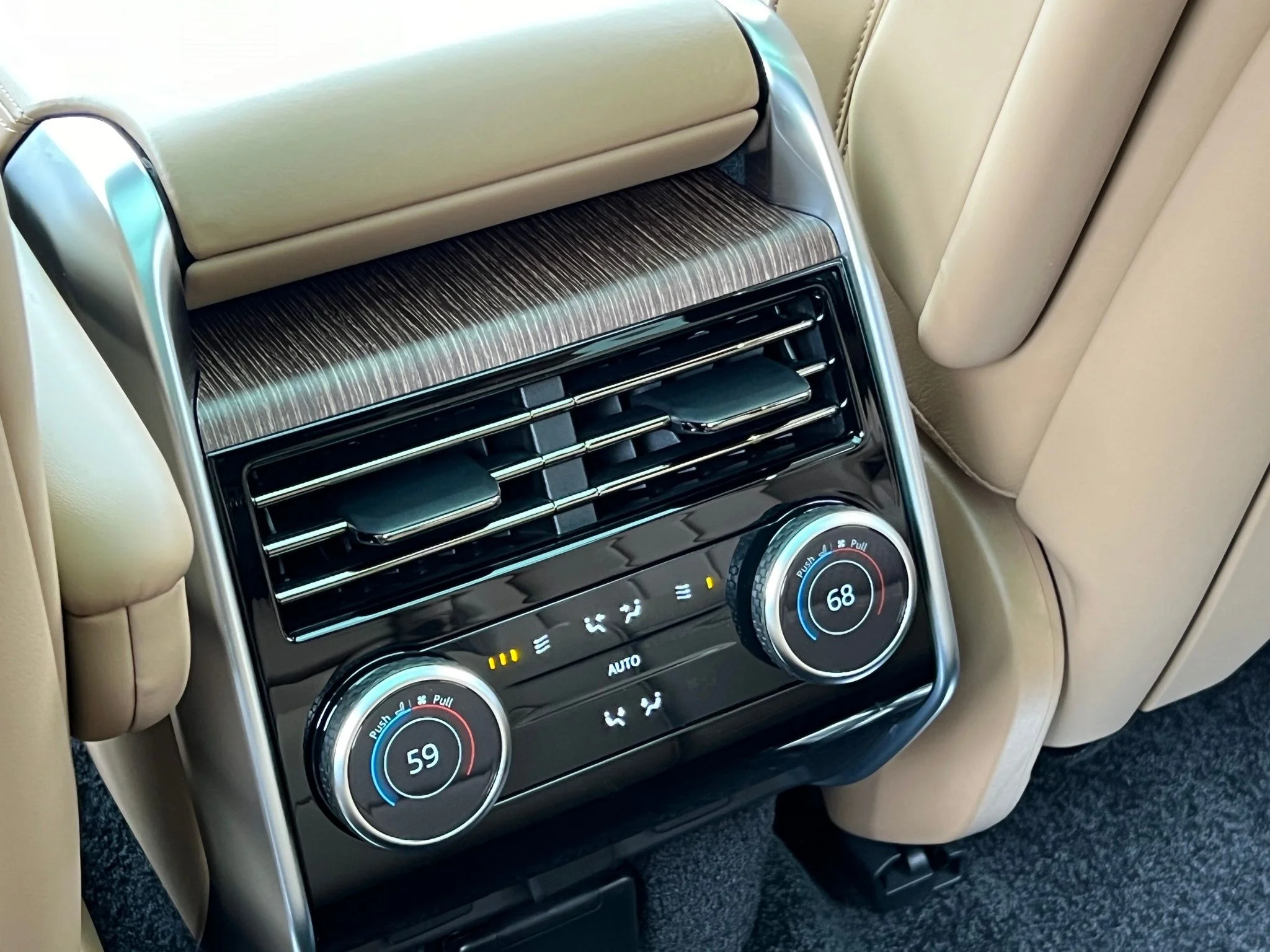 Used 2025 Gray Land Rover SE LWB image 18