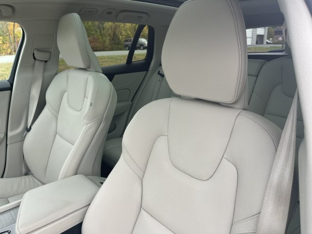 Used 2023 White Volvo Plus image 18
