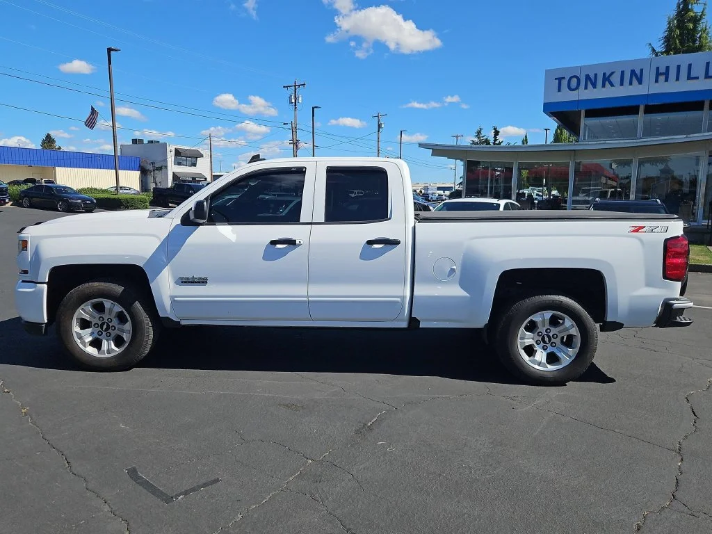 Used 2018 Summit White Chevrolet LT image 3