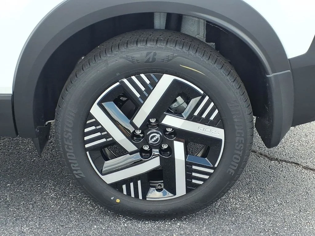 New 2026 Aspen White TriCoat / Super Black Two-tone Nissan SV image 6