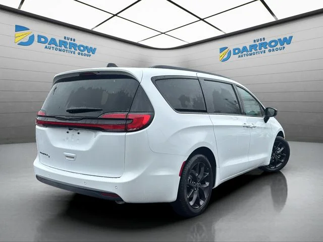 New 2026 Bright White Clear-Coat Exterior Paint Chrysler Select image 5