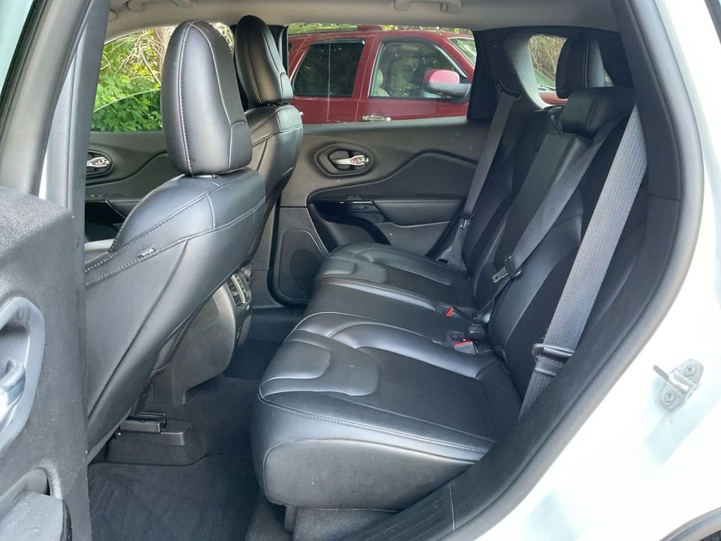 Used 2021 White Jeep Latitude Plus image 29
