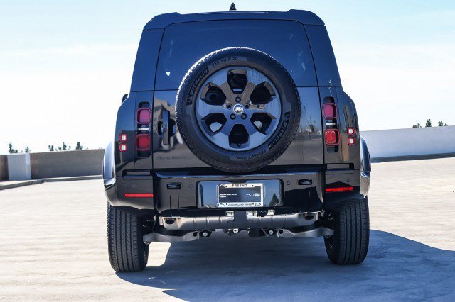 Certified Used 2025 Black Land Rover X-Dynamic SE image 5