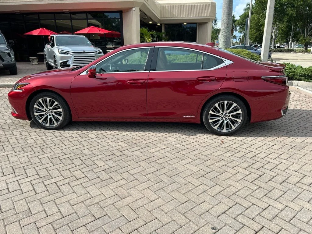 Used 2019 Red Lexus 300h image 6
