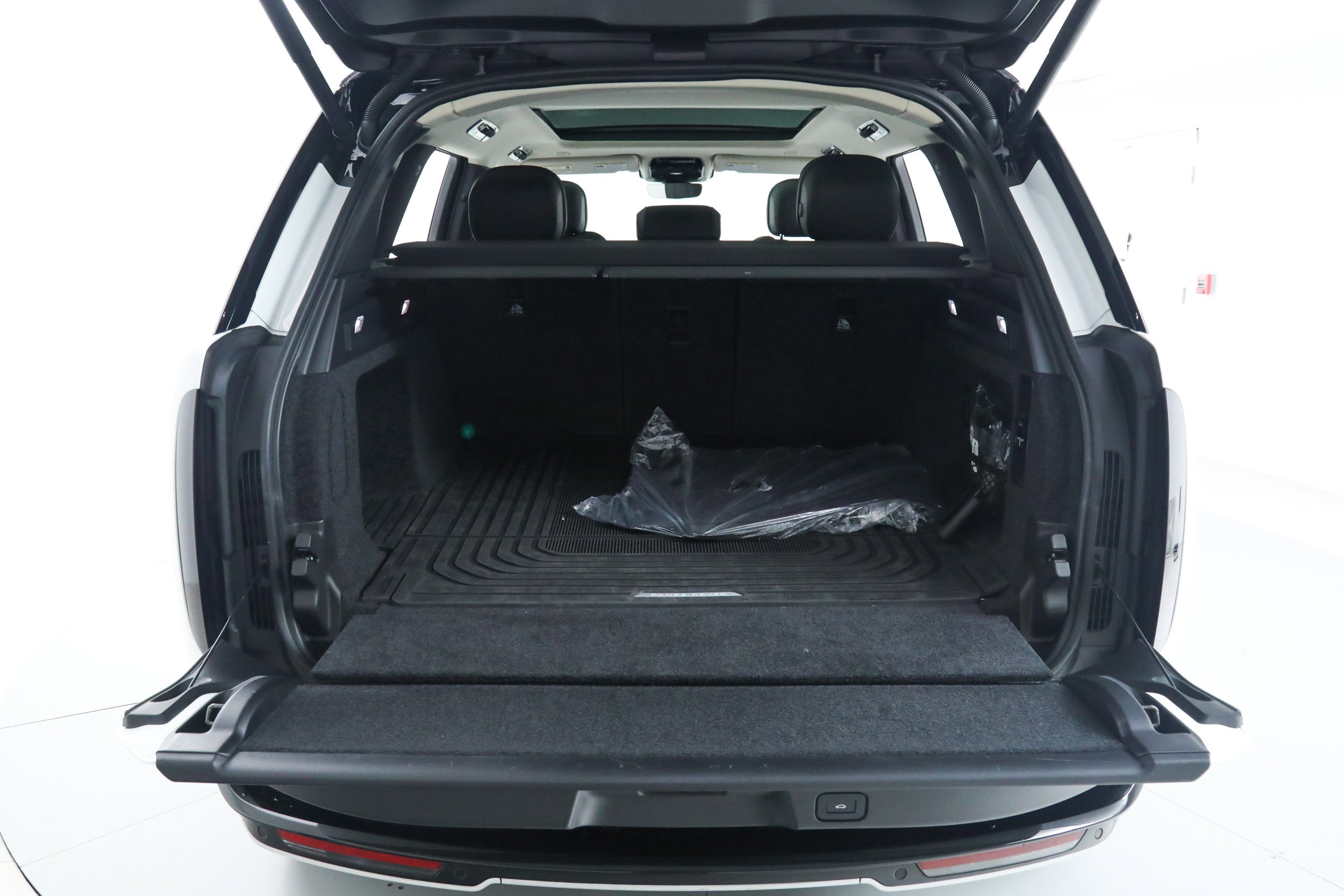 Used 2024 White Land Rover SE image 31