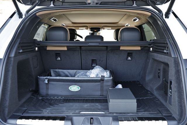 New 2026 Fuji White Land Rover Dynamic SE image 42