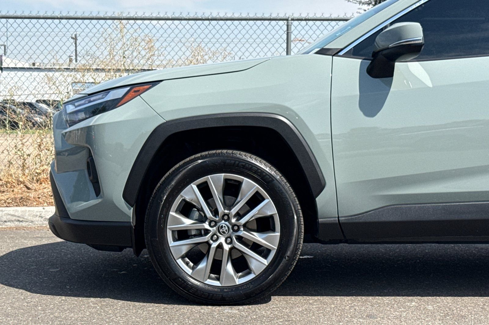Used 2023  Toyota XLE Premium image 25