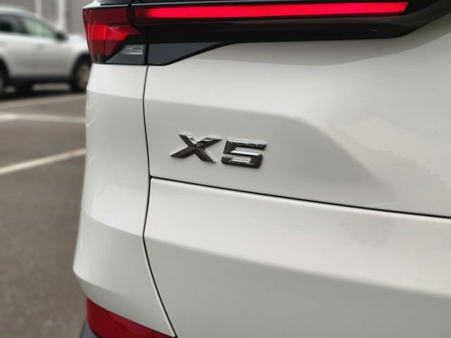 New 2026 White BMW xDrive40i image 11