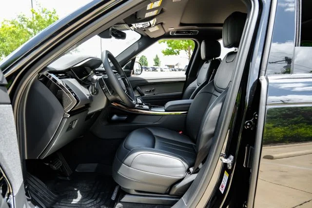 New 2026 Santorini Black Land Rover SE image 4