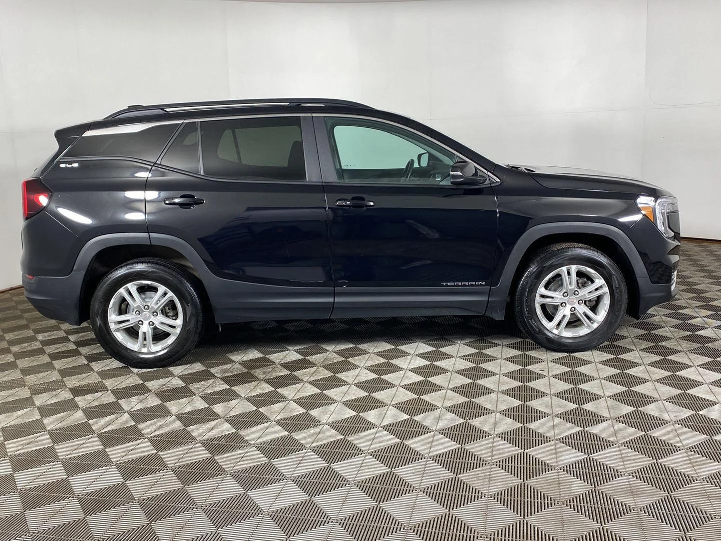 Used 2023 Ebony Twilight Metallic GMC SLE image 4
