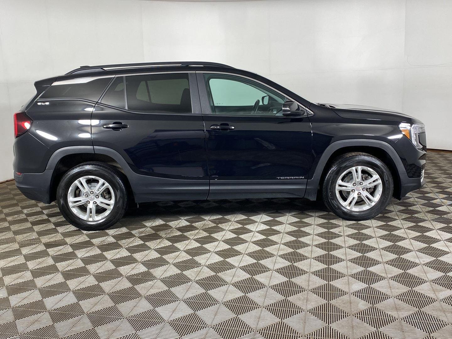Used 2023 Ebony Twilight Metallic GMC SLE image 4