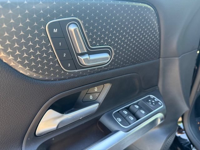 Used 2025  Mercedes-Benz GLB 250 image 17