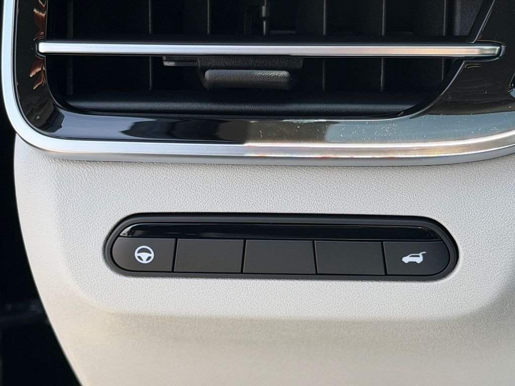 New 2027 MINERAL BLACK INFINITI Luxe FWD image 24