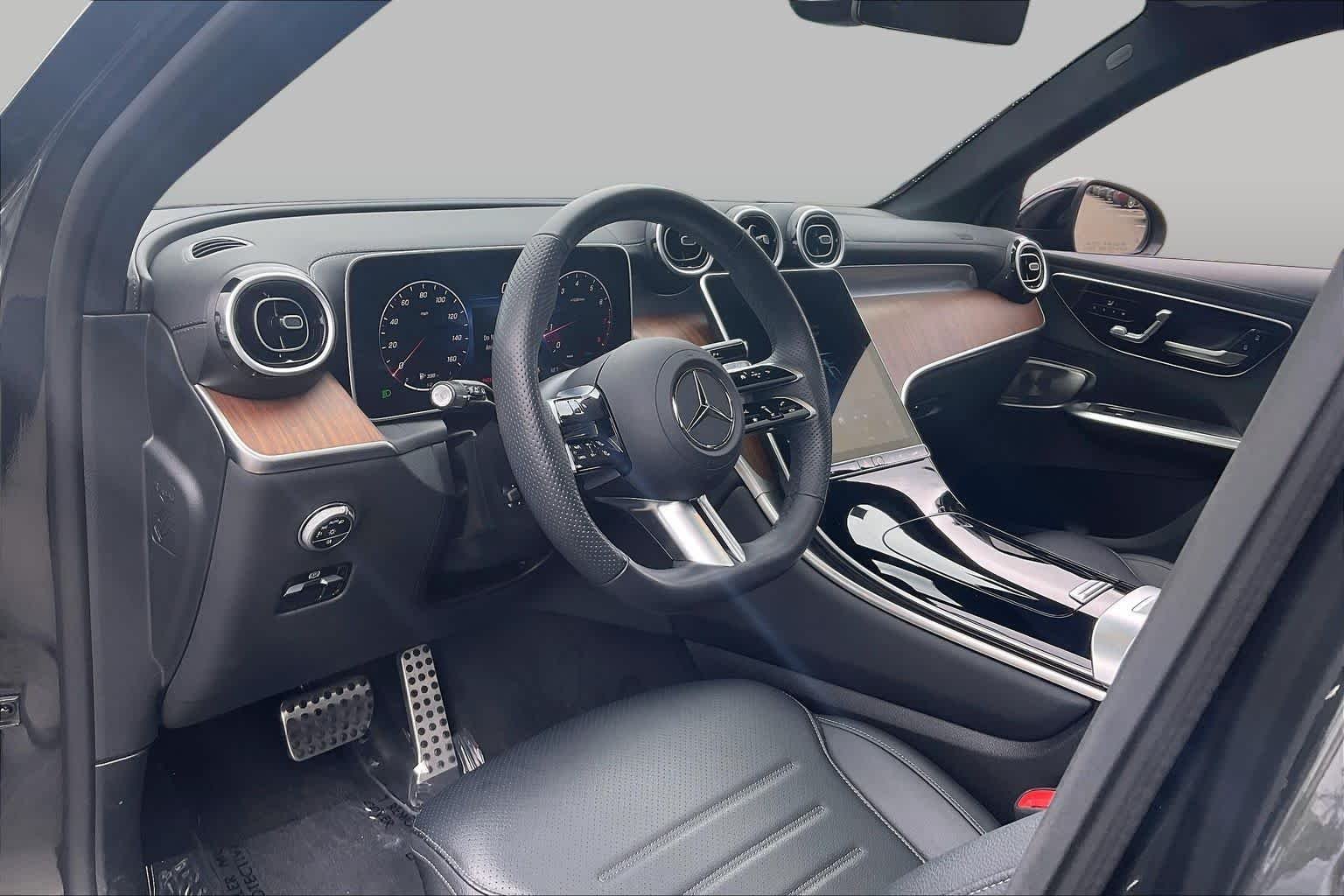 Used 2024 Graphite Grey Metallic Mercedes-Benz GLC 300 image 17