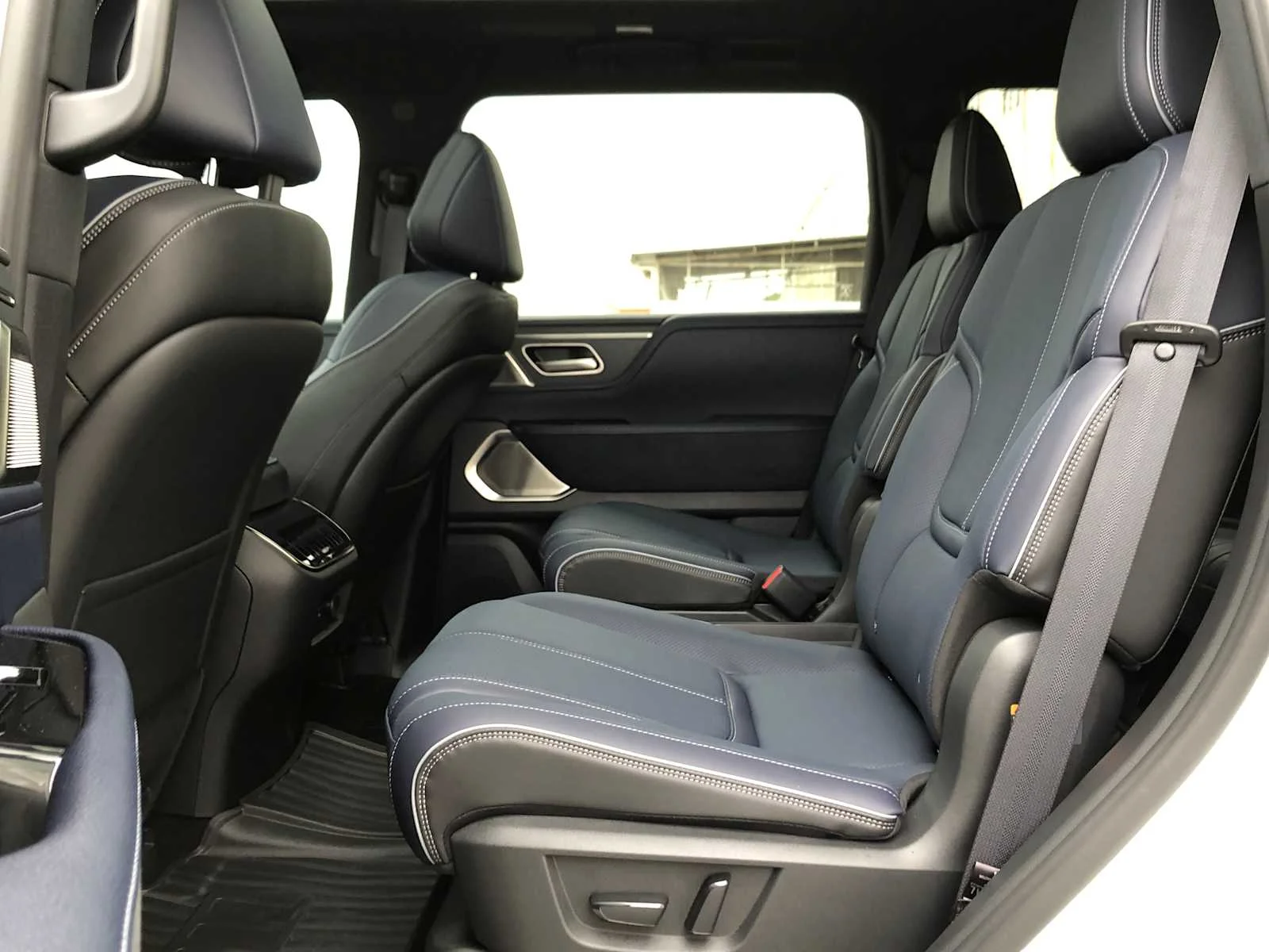 New 2026 RADIANT WHITE INFINITI Sport 4WD image 28