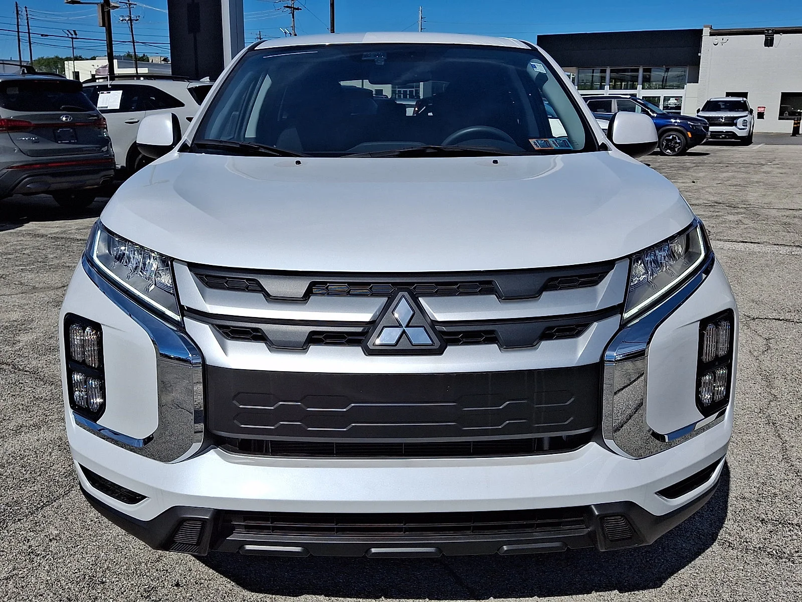 New 2027 White Mitsubishi 2.0 ES image 3