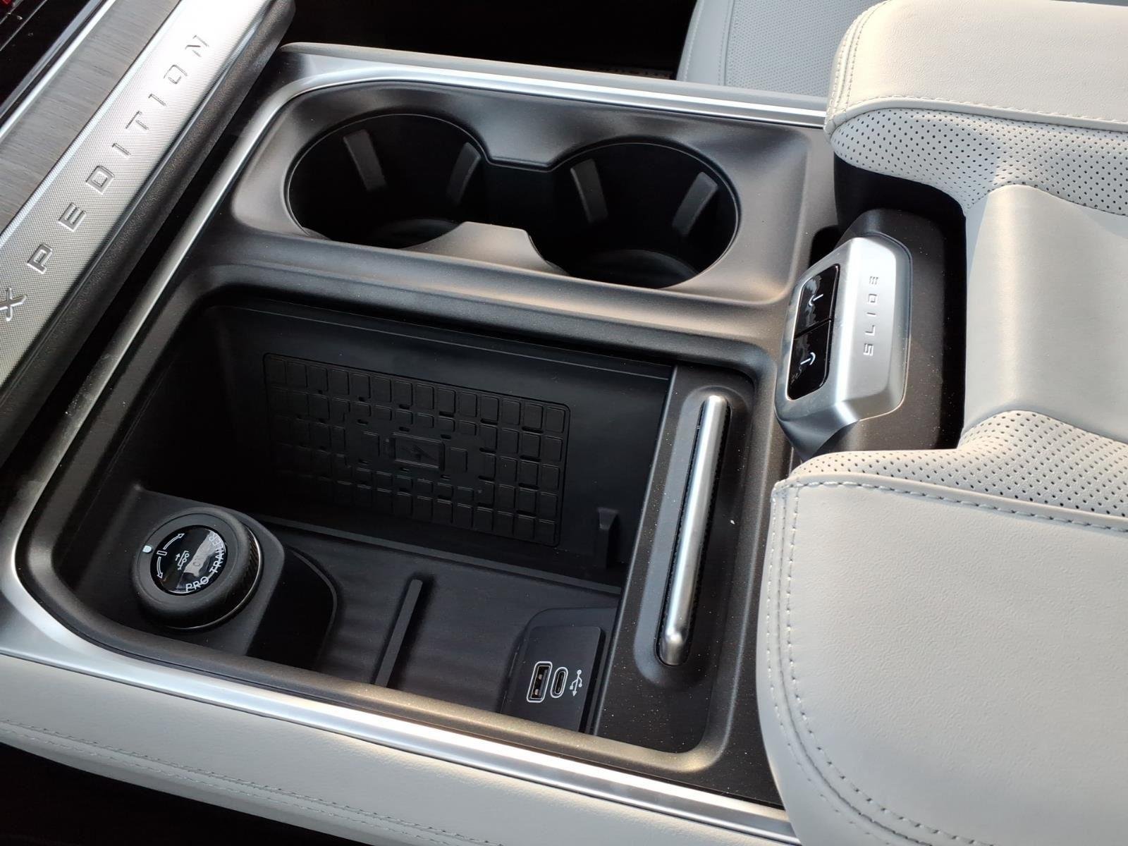 New 2025 Star White Metallic Tri-Coat Ford Platinum® MAX image 15