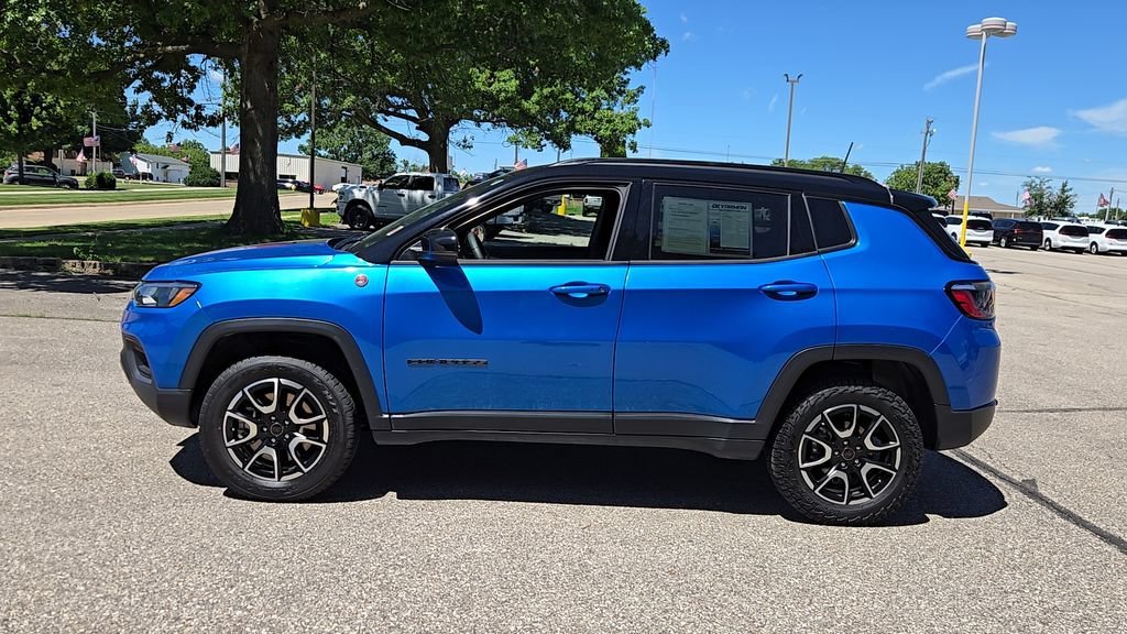 Used 2025 Hydro Blue Pearlcoat Jeep Trailhawk image 5