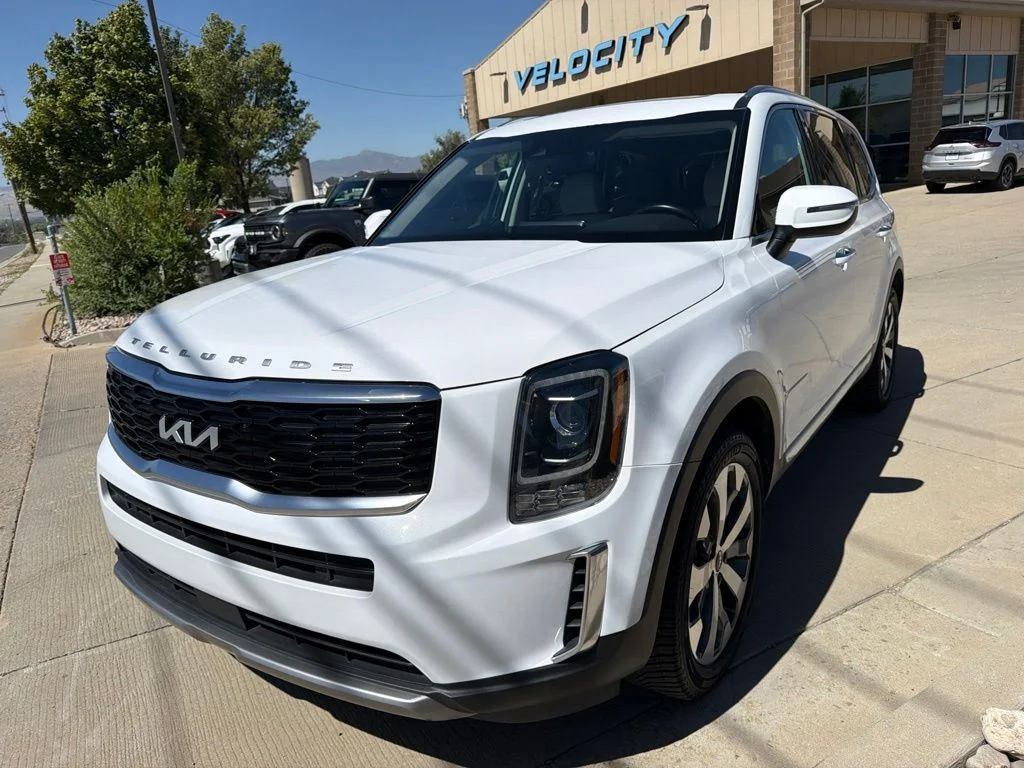 Used 2022 White Kia S image 3