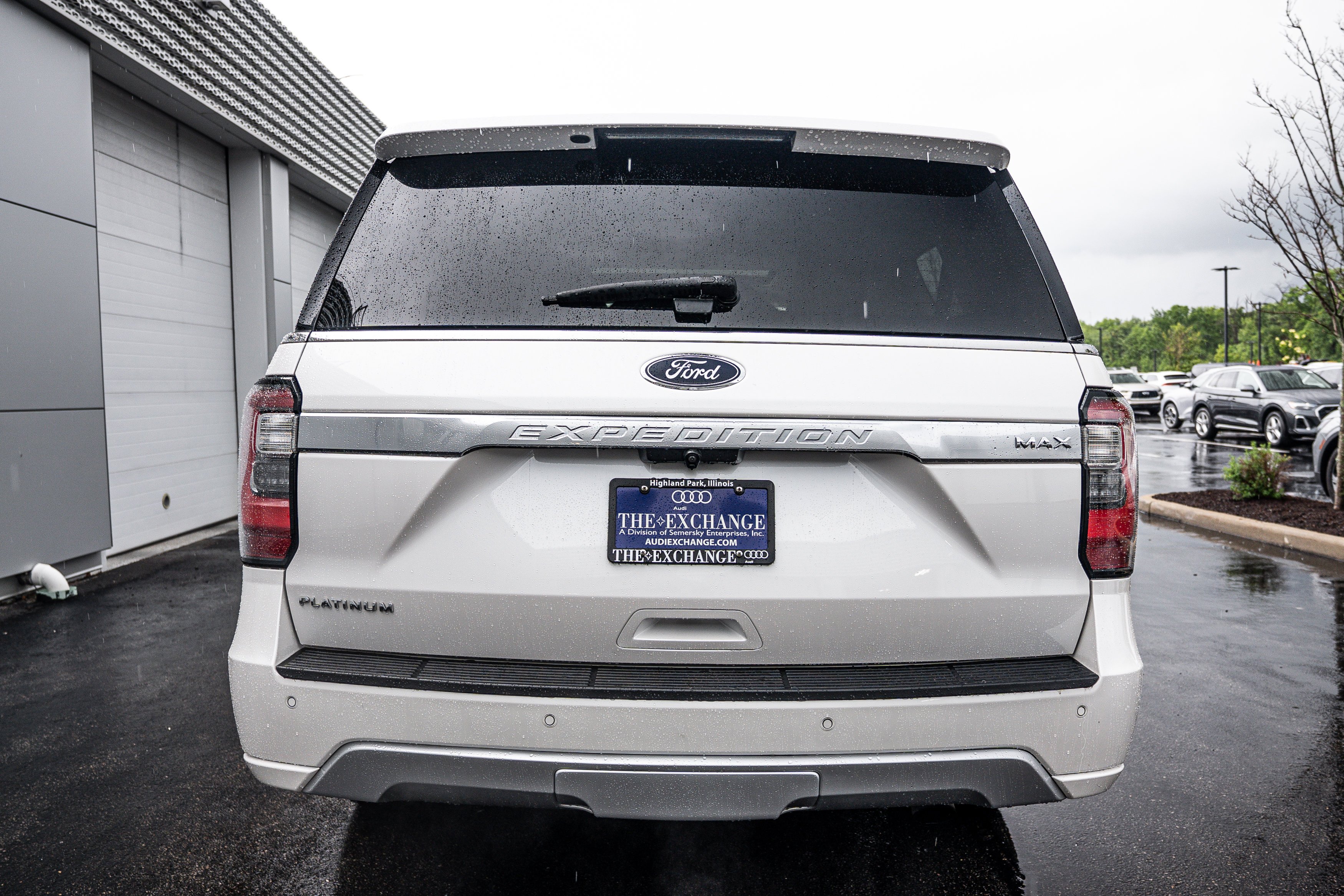 Used 2019 White Platinum Metallic Tri-Coat Ford Platinum image 24