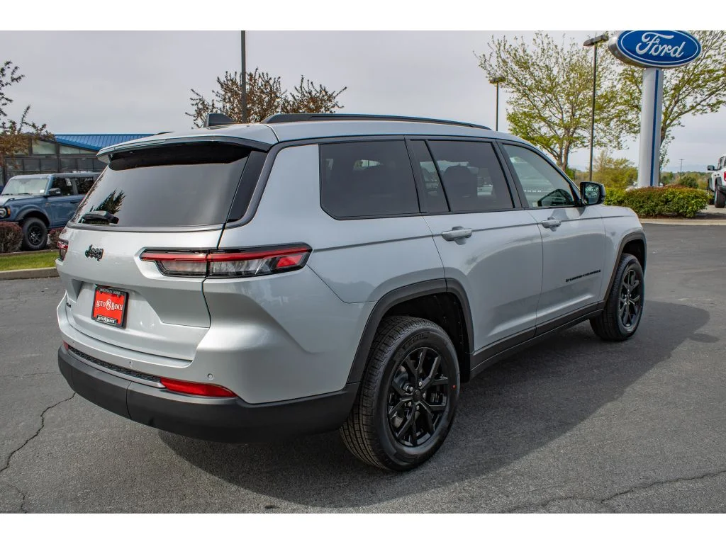 New 2026 SILVER ZYNITH Jeep Laredo Altitude image 8