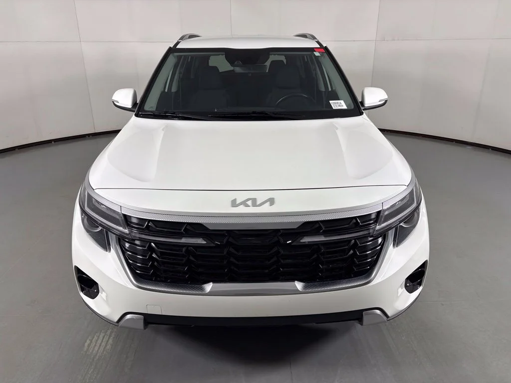 Used 2025 White Kia S image 3
