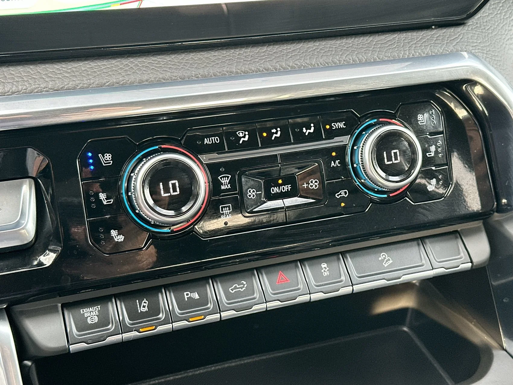 Used 2025 White GMC Denali image 19