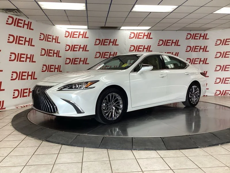 Used 2024 White Lexus 300h Luxury image 3