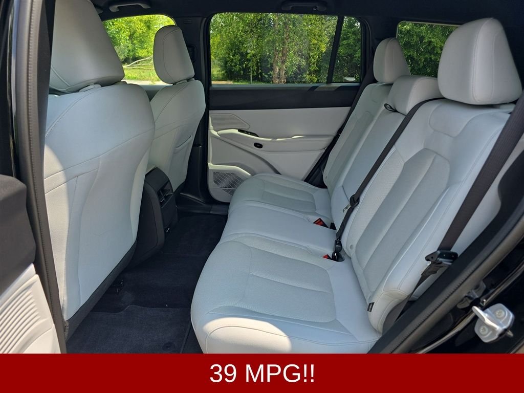 New 2026 Diamond Black Crystal Pearlcoat Jeep Laredo image 16