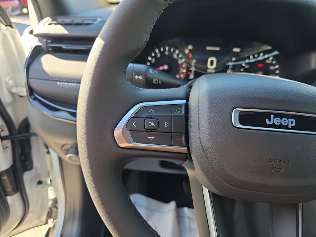 New 2026 Bright White Clear-Coat Exterior Paint Jeep Latitude image 22
