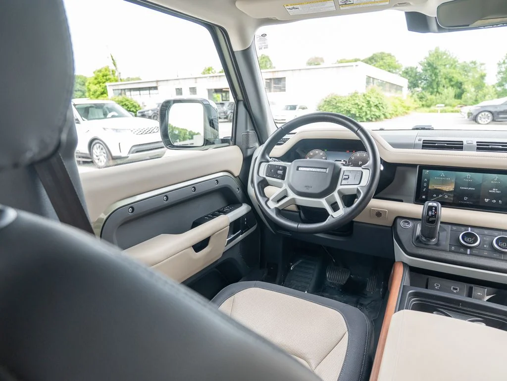 Used 2024 Green Land Rover X-Dynamic SE image 19