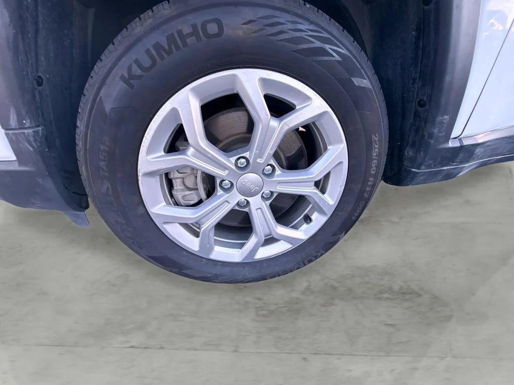 Used 2024 White Jeep Latitude image 9