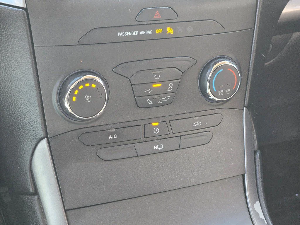 Used 2019 Gray Ford SE image 21