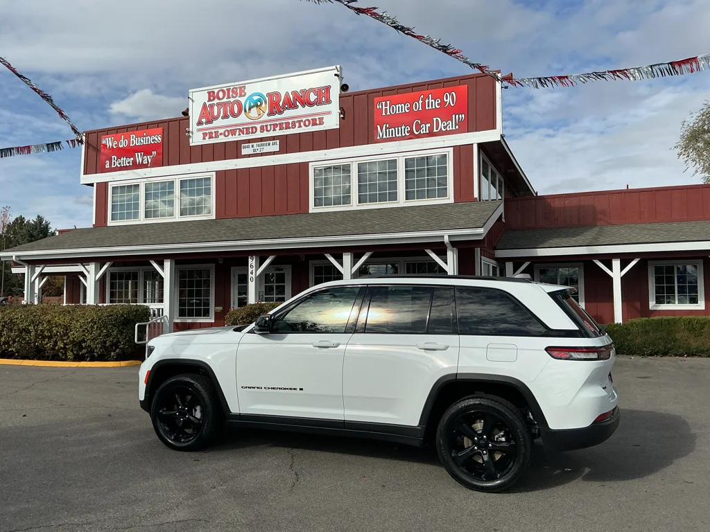 Used 2023 Bright White Clearcoat Jeep Limited image 4