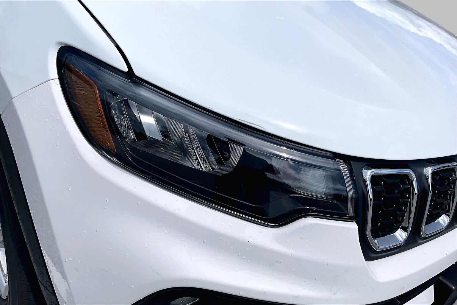 Used 2024 Bright White Clearcoat Jeep Latitude image 28