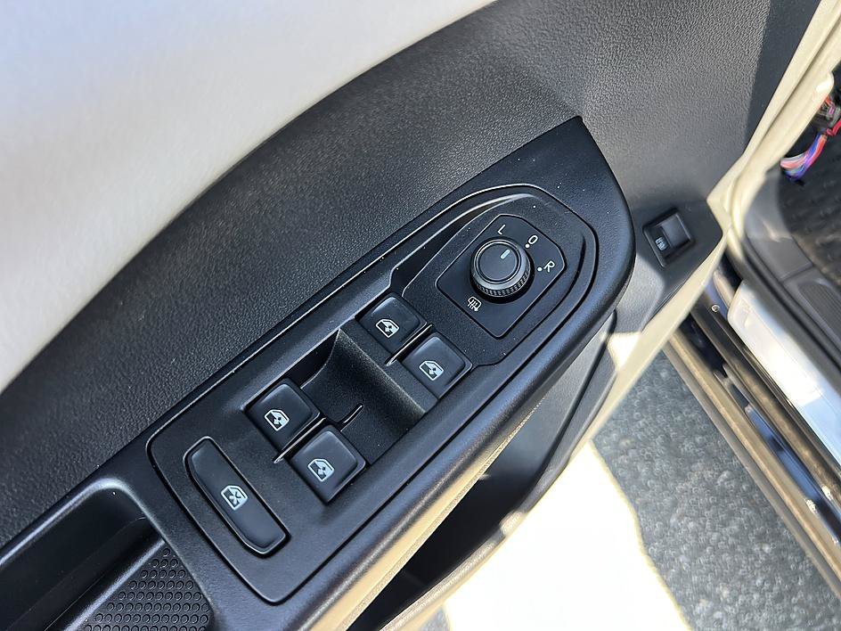 Used 2023 Deep Black Volkswagen SE image 20