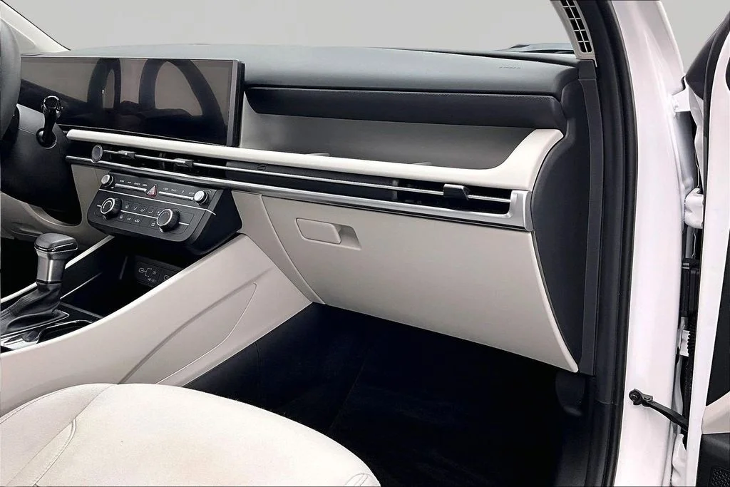 Certified Used 2025 White Pearl Hyundai SE image 17