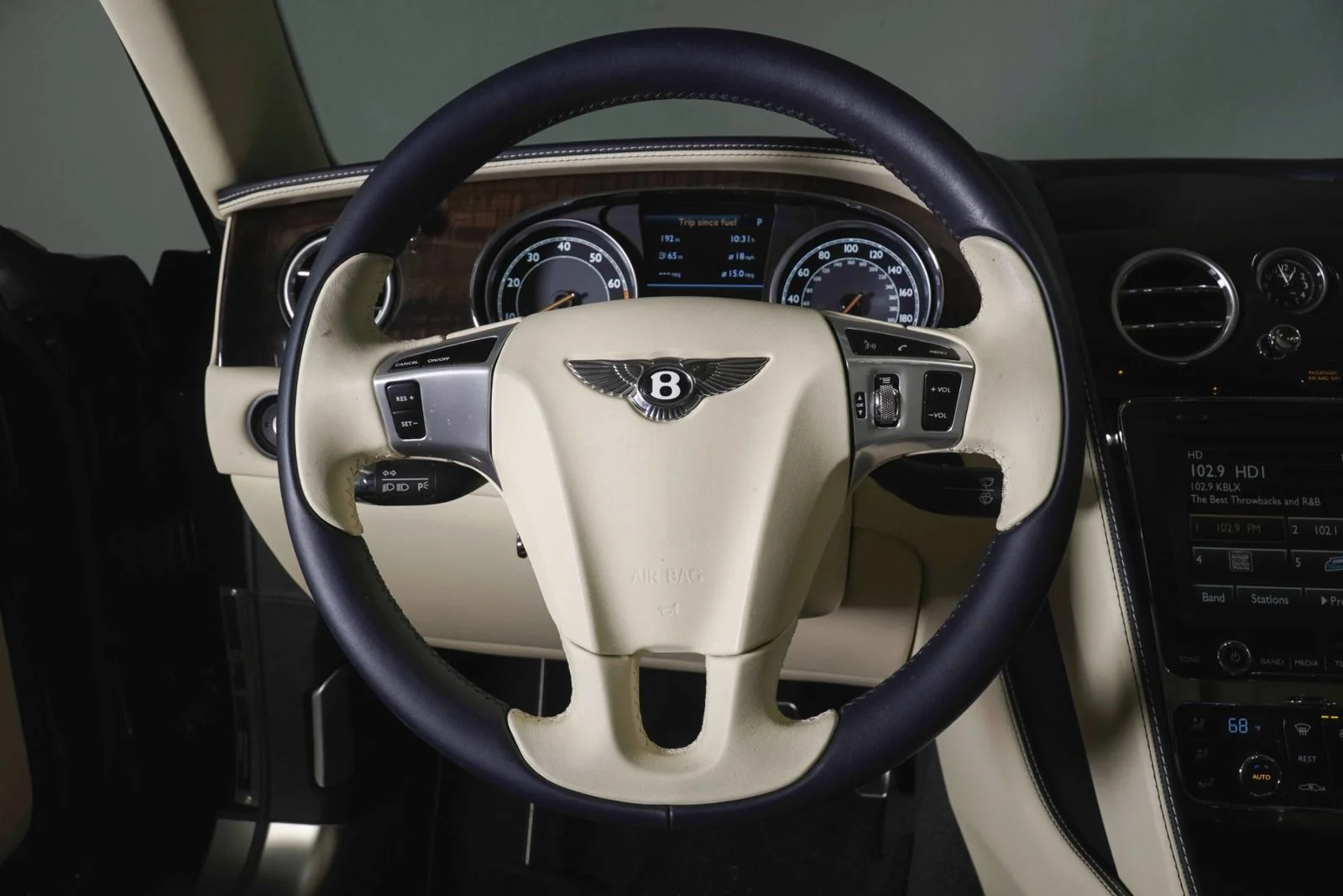 Used 2014  Bentley  image 17