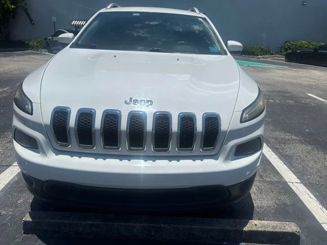 Used 2015 Bright White Clearcoat Jeep Latitude image 3