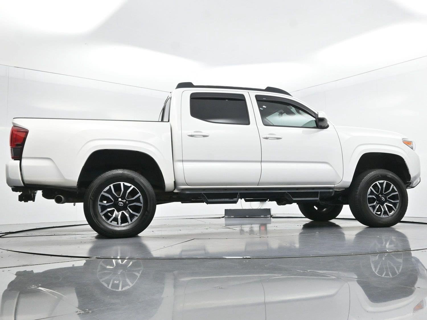 Used 2022 White Toyota SR V6 image 52