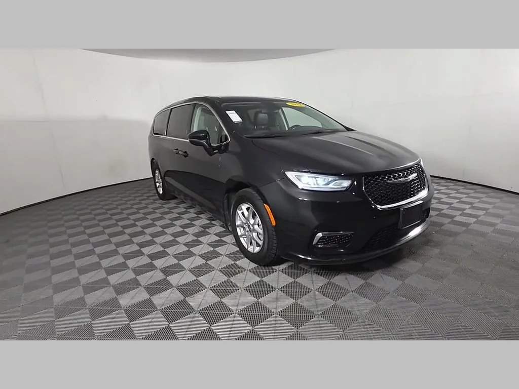 Used 2023 Brilliant Black Crystal Pearlcoat Chrysler Touring L image 53
