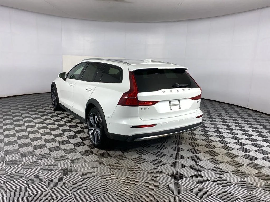 Used 2023 Crystal White Metallic Volvo Plus image 5