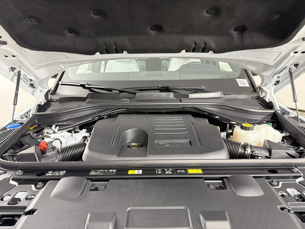 New 2027 Fuji White Land Rover  image 32