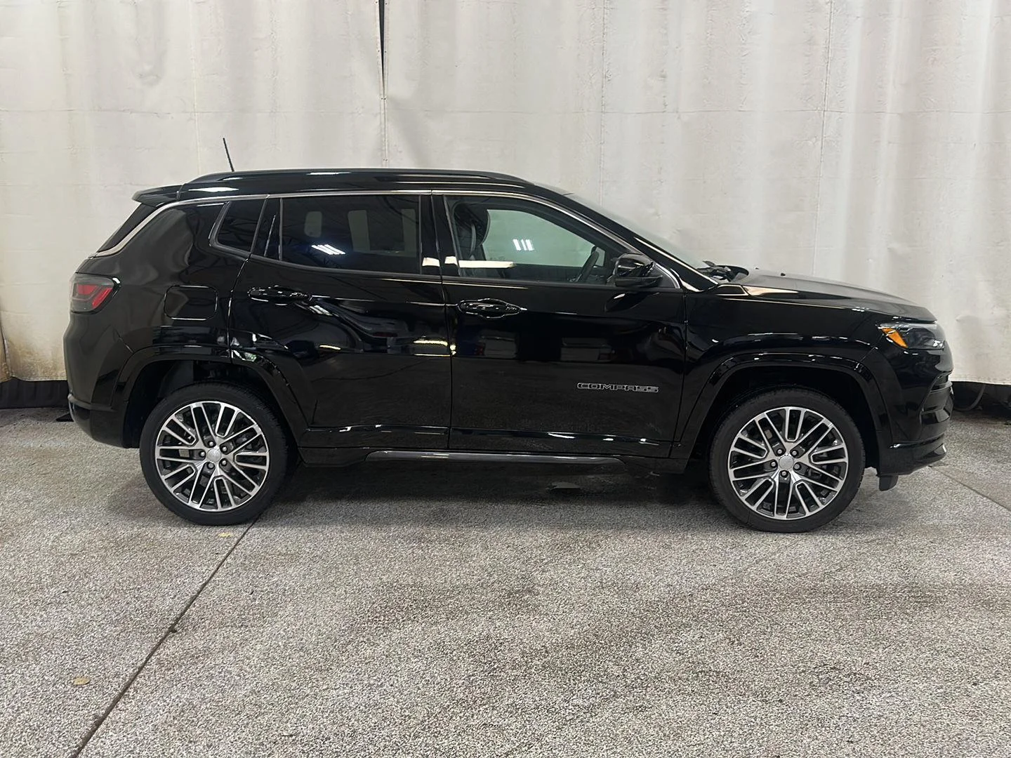 Certified Used 2023 Diamond Black Crystal Pearlcoat Jeep Limited image 6